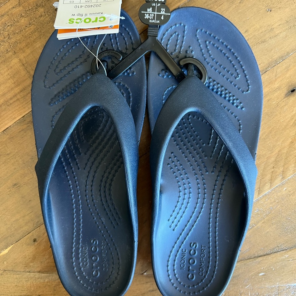 BRAND NEW With Tags Women’s Crocs Kadee II Flip Size 6
Navy Color